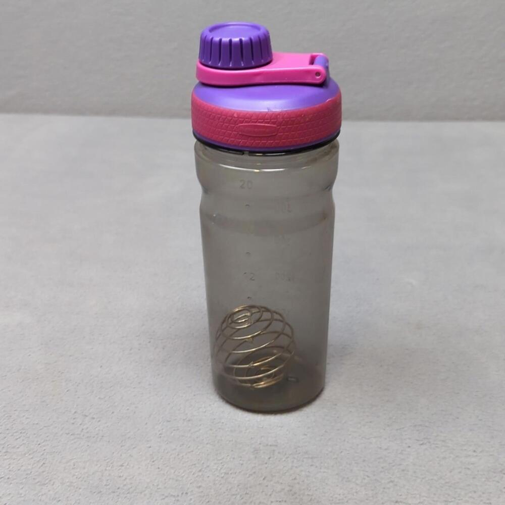 Rubbermaid Shaker Bottle 20 oz. Screw On Lid Finger Loop Purple Pink 1V69 Ball
